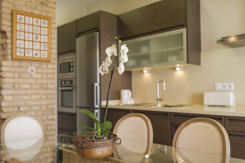 Sueca Apartment With Terrace Ruzafa Mid-Term Valencia Bagian luar foto